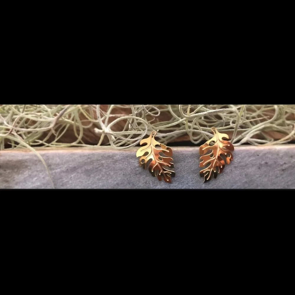 Hawaiian Nature Collection By Leighton Lam Monstera Leaf La'ape Earrings - Picture 3 of 4